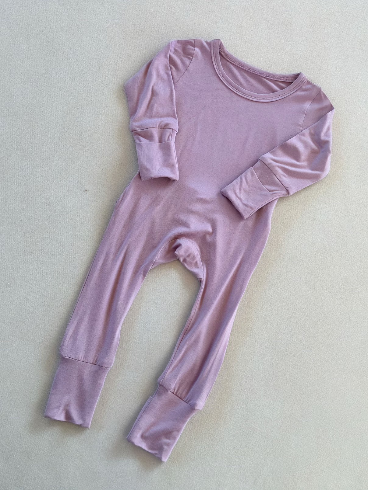 Eco-friendly knitted baby rompers from China, factory direct for sustainable fashion retailers seeking quality craftsmanship and competitive pricing.